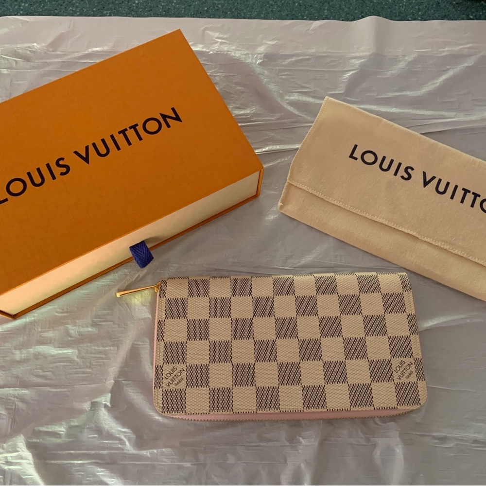 100% Authentic Louis Vuitton Zippy Wallet